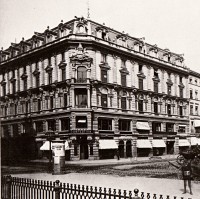 Haus „Zum Kaiser Karl“, so genanntes Fratzeneck, Ecke Große Eschersheimer Gasse / Zeil, 1884, Privatbesitz.